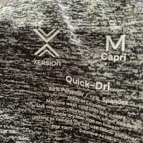 NEW Capri Leggings, gray with pocket on each side & inside one - Picture 4 of 6